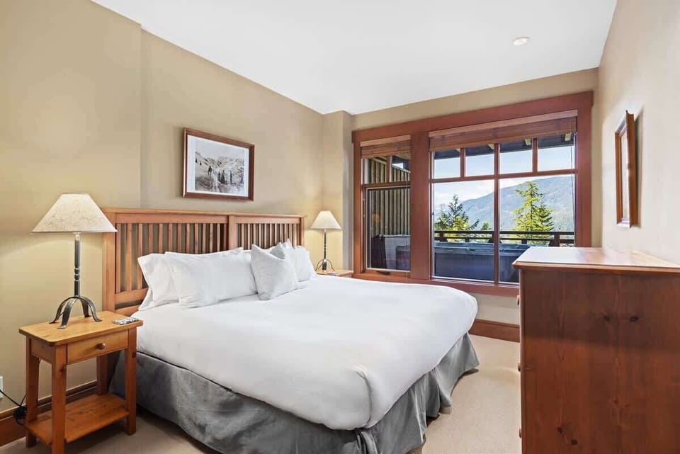 - Bedroom 2 – King Split offering versatile twin-to-king sleeping options 
- Soft lighting and warm tones create a relaxed comfortable retreat 
- Flexible room design perfect for guests seeking comfort and choice  