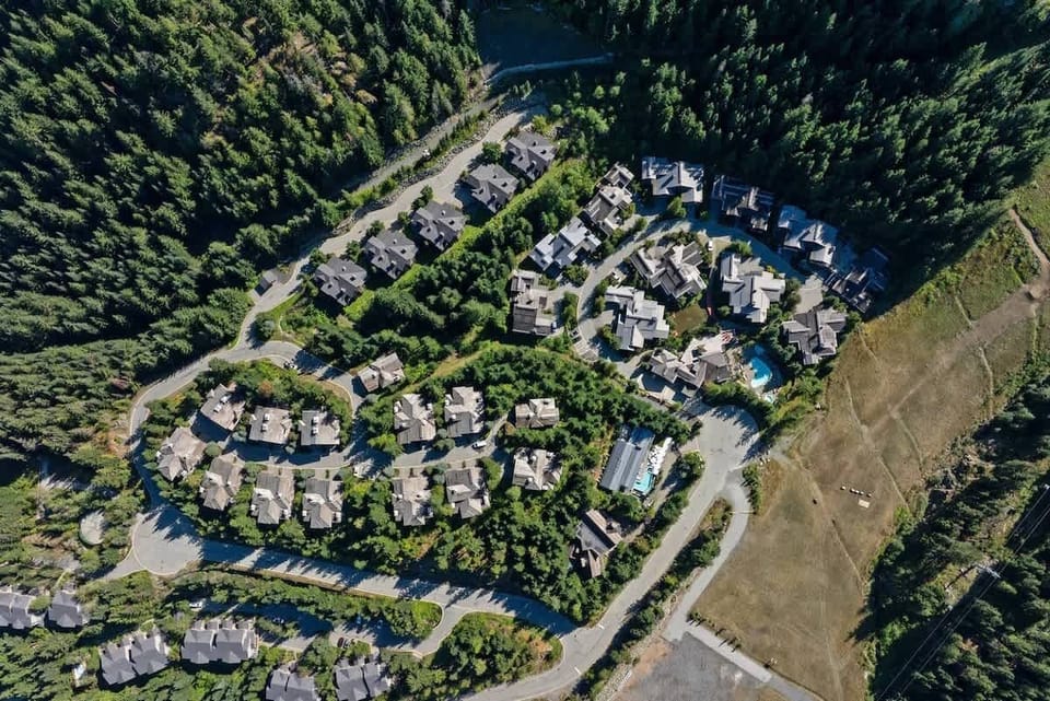 - Aerial view of the neighborhood surrounded by lush alpine greenery  
- Easy access to mountain trails and village amenities just minutes away  
- Serene forest location blending nature and comfort for a perfect stay  
