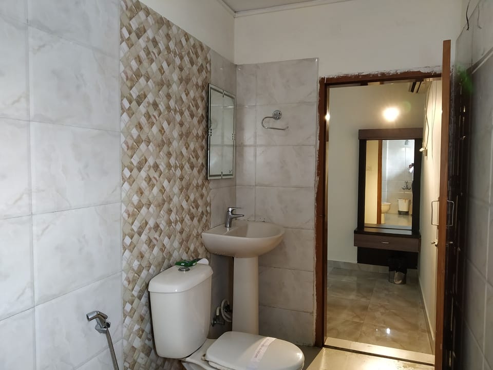 Deluxe Room | Bathroom | Shower, hydromassage showerhead, free toiletries, towels