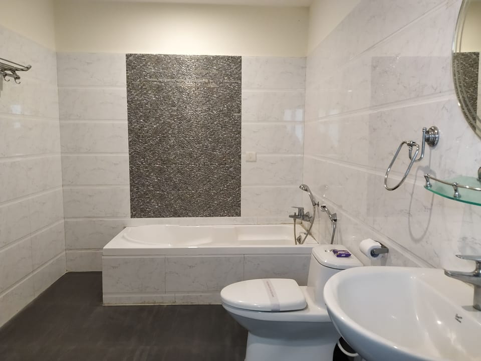 Luxury Suite | Bathroom | Shower, hydromassage showerhead, free toiletries, towels