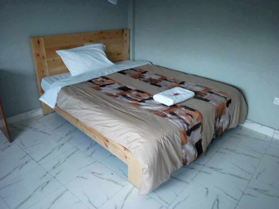 Single Room | Desk, bed sheets