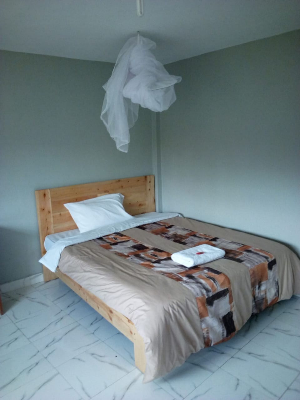 Single Room | Desk, bed sheets