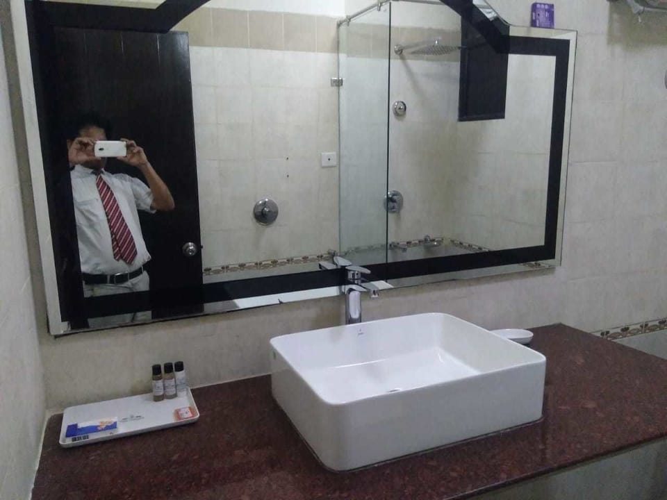 Deluxe Room | Bathroom sink