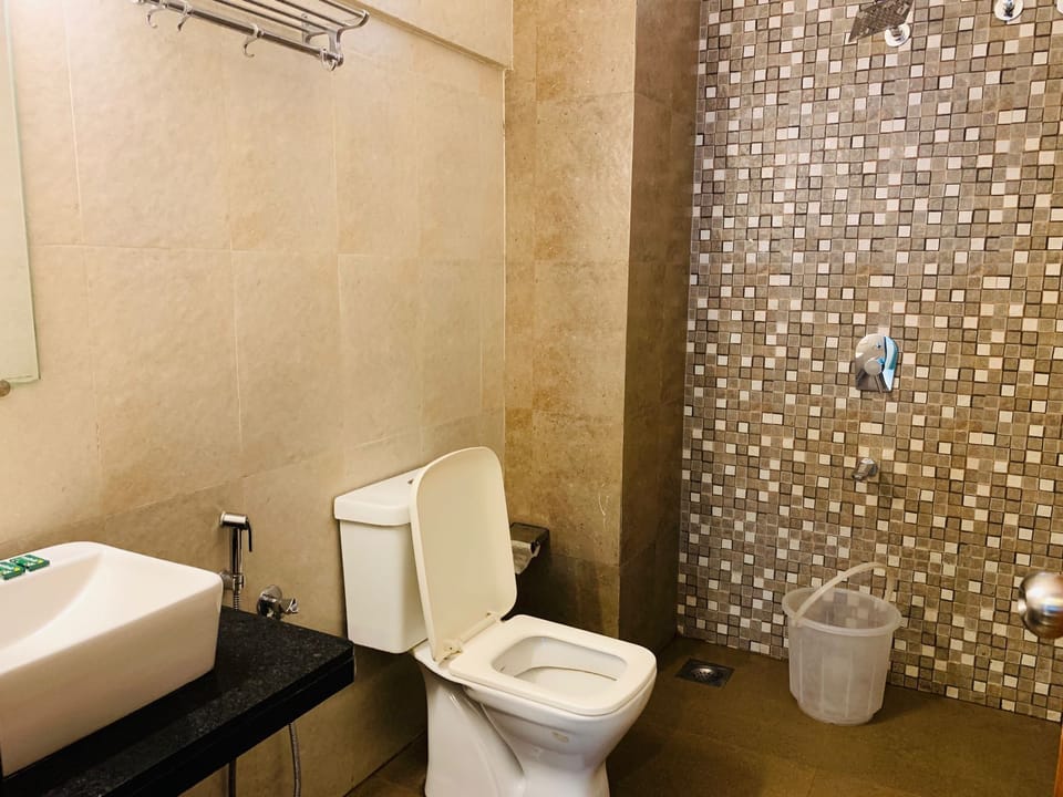 Executive Double or Twin Room | Bathroom | Shower, free toiletries, towels