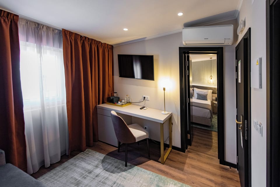 Deluxe Room | Desk, blackout drapes, soundproofing, free WiFi