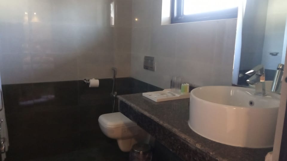 Deluxe Room | Bathroom | Shower, free toiletries, slippers, towels