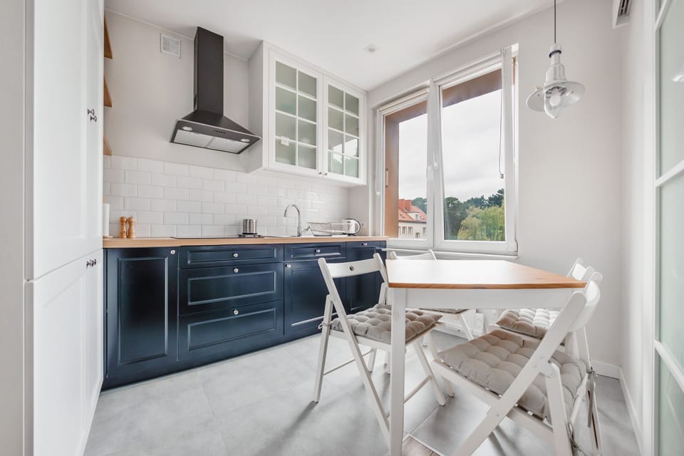 Apartment (6) | Private kitchen | Full-size fridge, stovetop, electric kettle, cookware/dishes/utensils