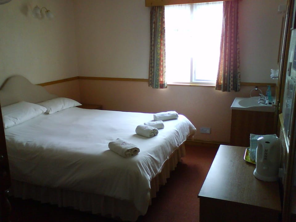 Family Room, Ensuite | Iron/ironing board, free WiFi, bed sheets