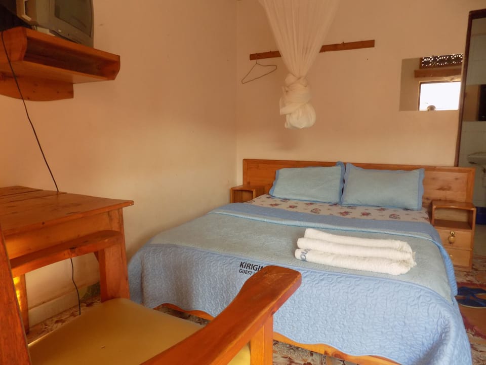Double Room | Desk, laptop workspace, free WiFi, bed sheets