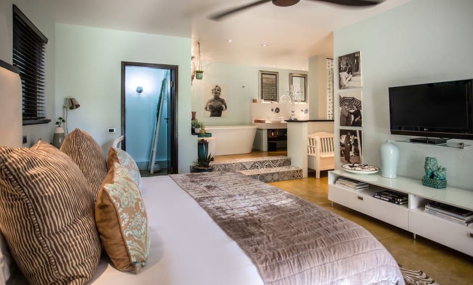 Douglas | In-room safe, individually decorated, desk, laptop workspace