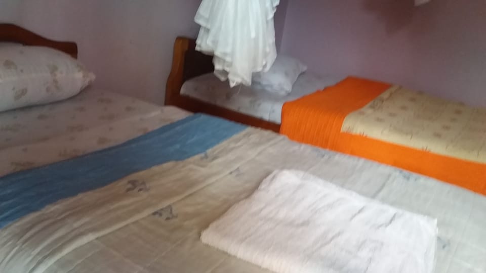 Twin Room | Desk, bed sheets