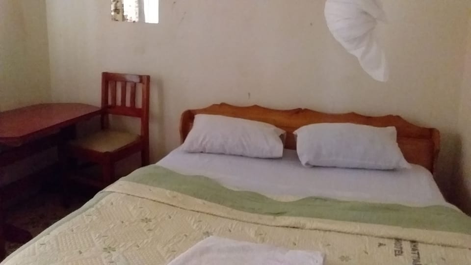 Double Room | Desk, bed sheets