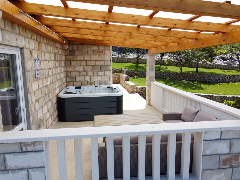 Spa tub