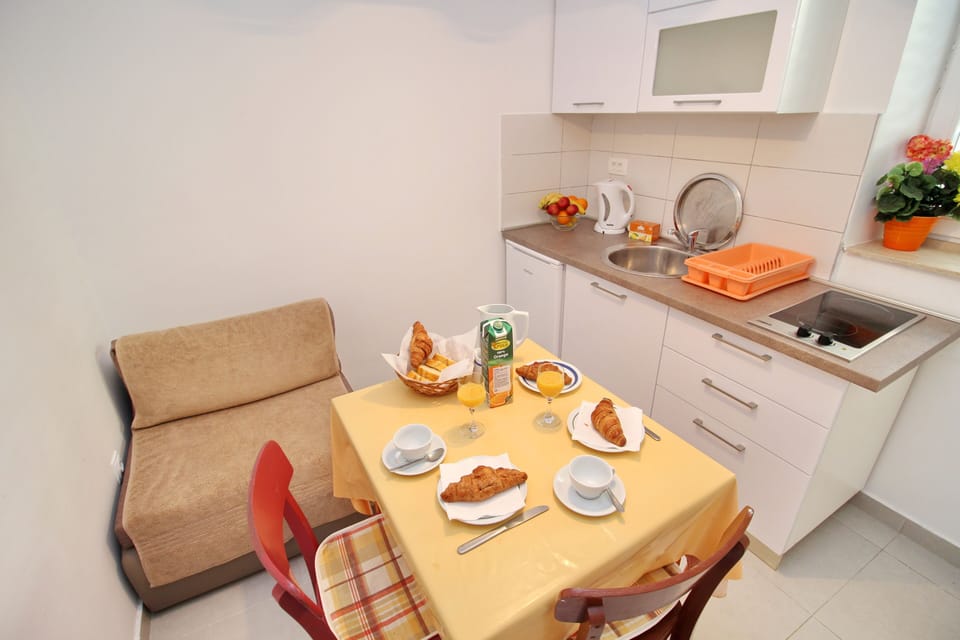 Dining table, kitchen