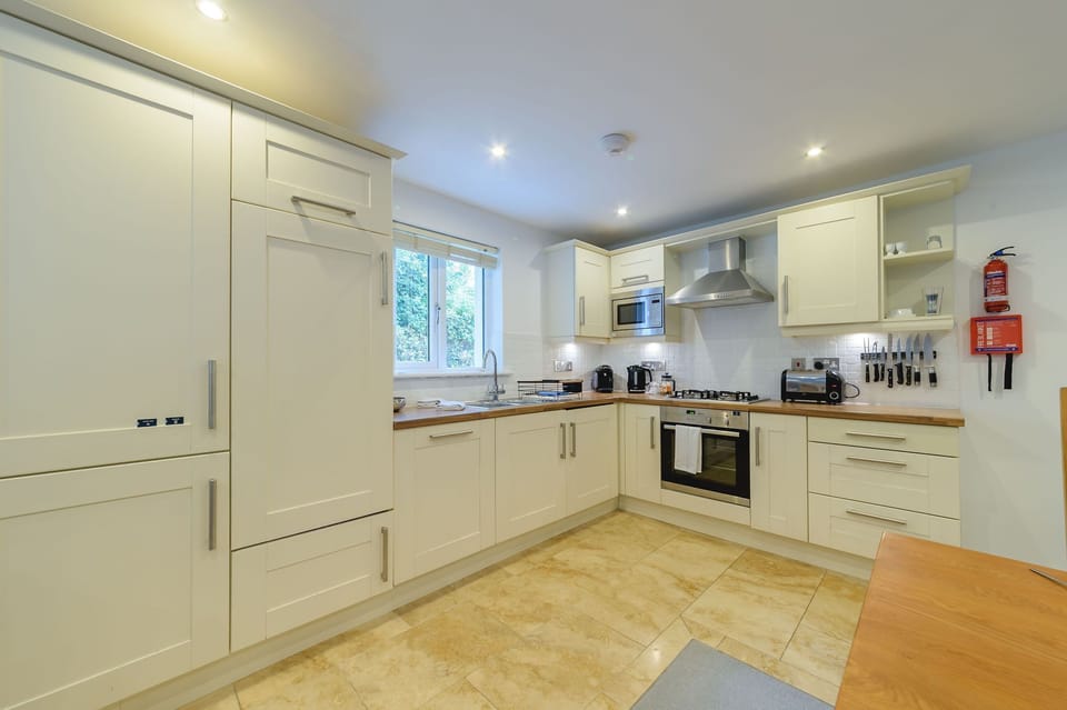 Cottage | Private kitchen | Fridge, microwave, oven, stovetop