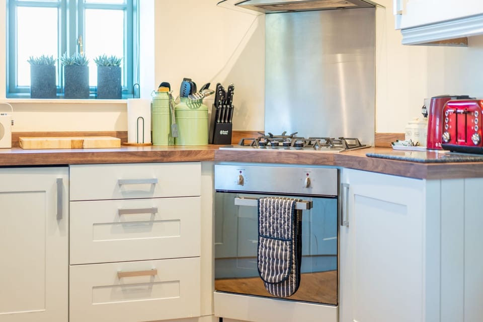 Cottage | Private kitchen | Full-size fridge, microwave, oven, stovetop