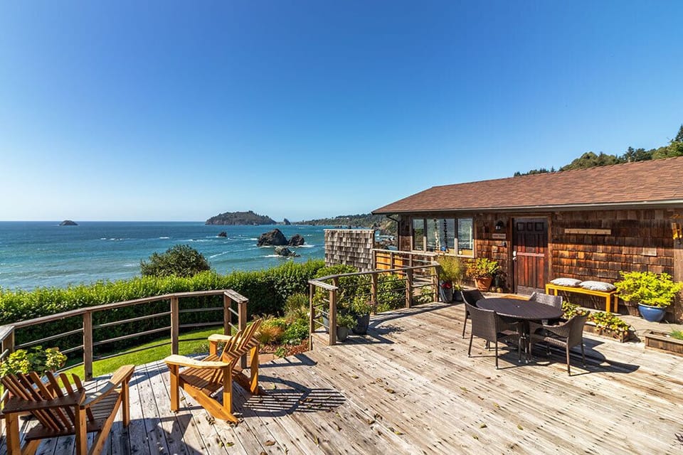 Outdoor dining with panoramic views. - Outdoor dining with panoramic views.
