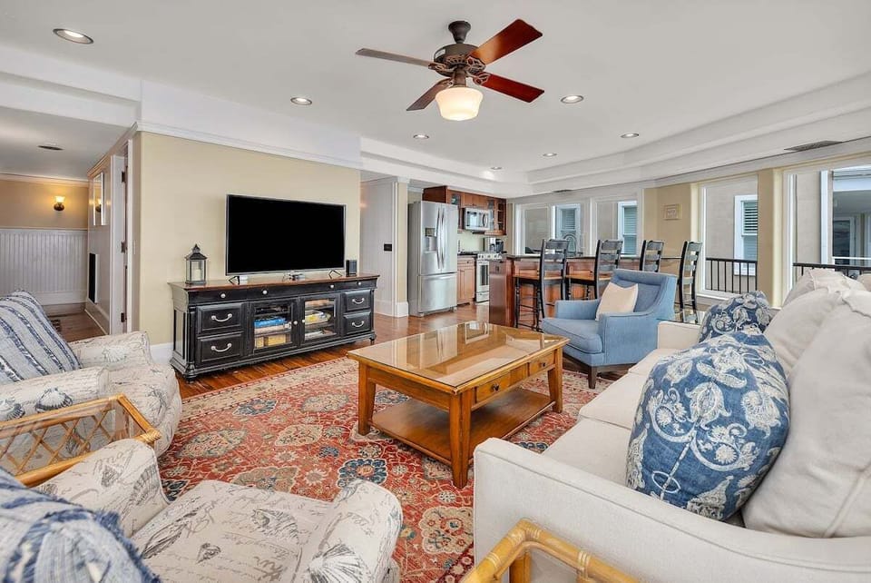 Living room with flat-screen TV, blue accents, and rug