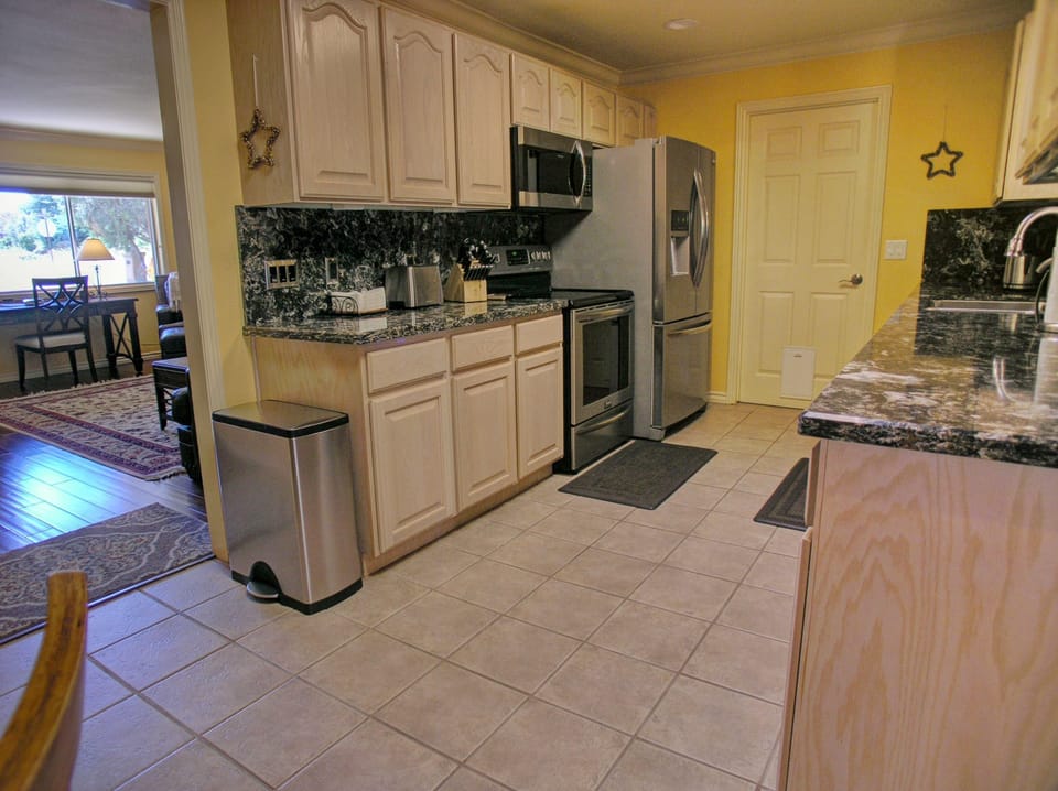 COPPER STAR: Kitchen / Access to living room at front of house