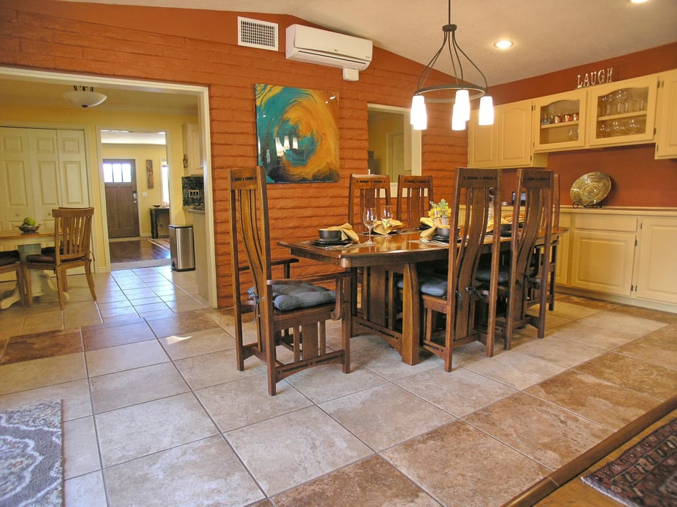 COPPER STAR: Dining Room with Access to Kitchen
