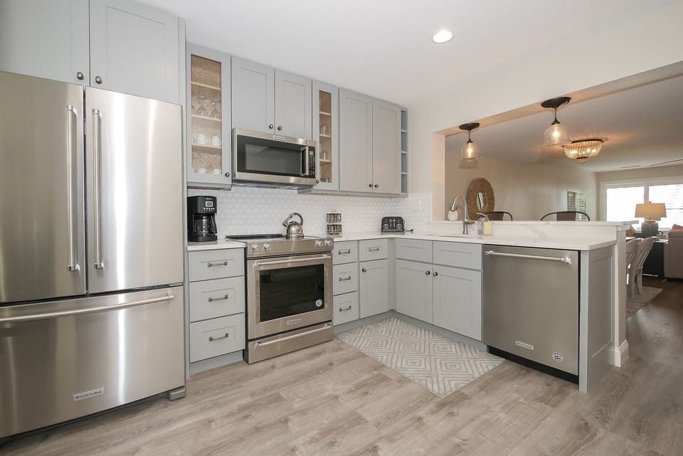 Courtside 42 - The kitchen features all new wood cabinetry, gran - The fully-equipped and newly designed kitchen features new appliances as well as dishes, glasses, cookware, and utensils.