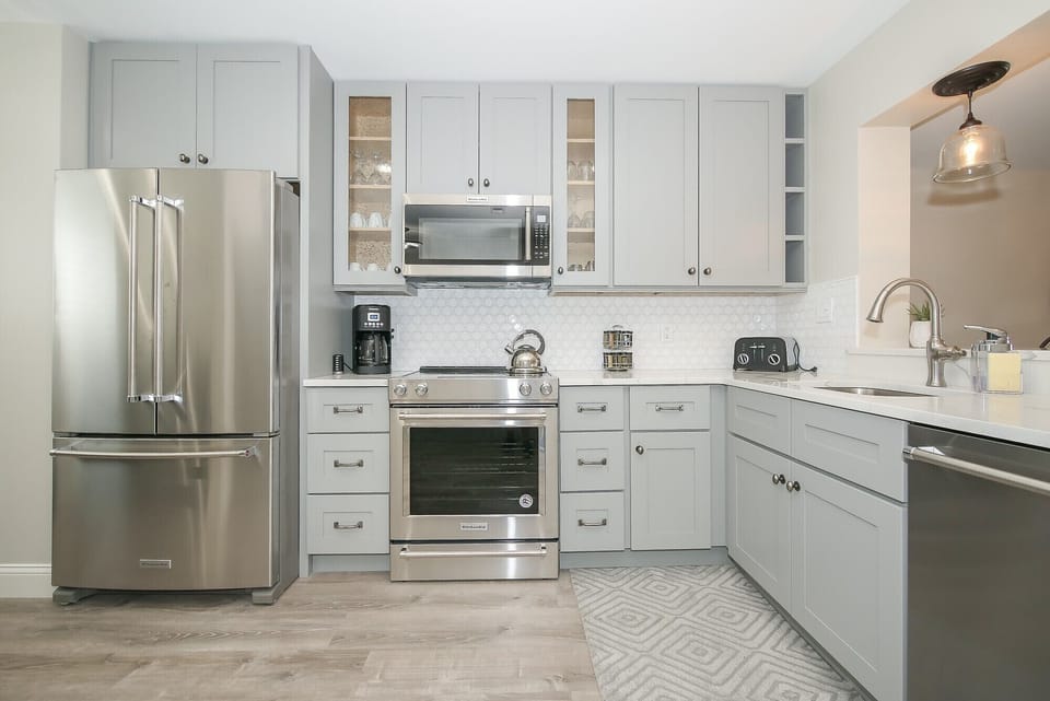 Courtside 42 - Kitchen - This is a clean, updated kitchen with stainless steel kitchen aid appliances.