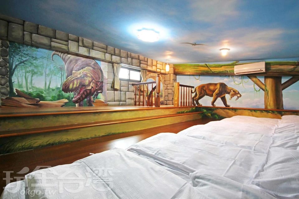 Blackout drapes, free WiFi, bed sheets
