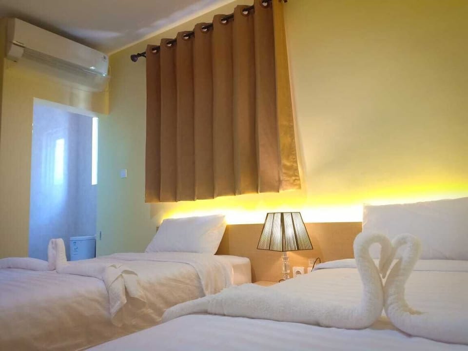 Deluxe Twin Room | Desk, soundproofing, iron/ironing board (on request), WiFi (free)