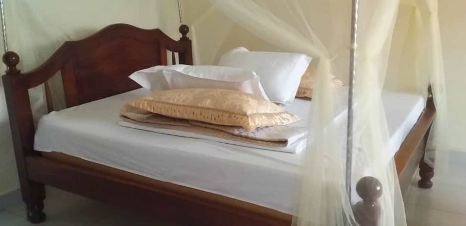 Single Room | Desk, bed sheets