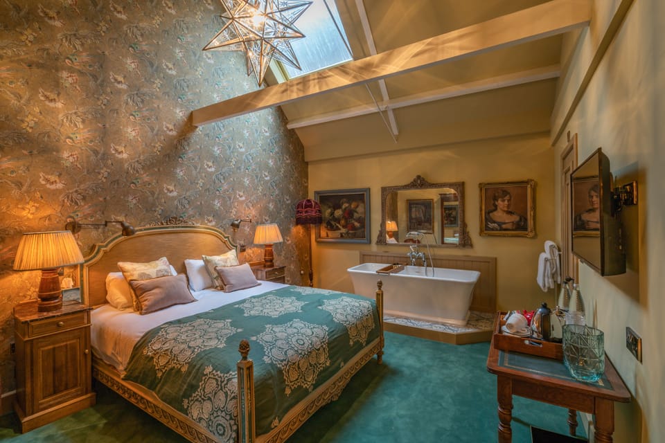 Deluxe Double Room | Individually furnished, desk, free WiFi, bed sheets