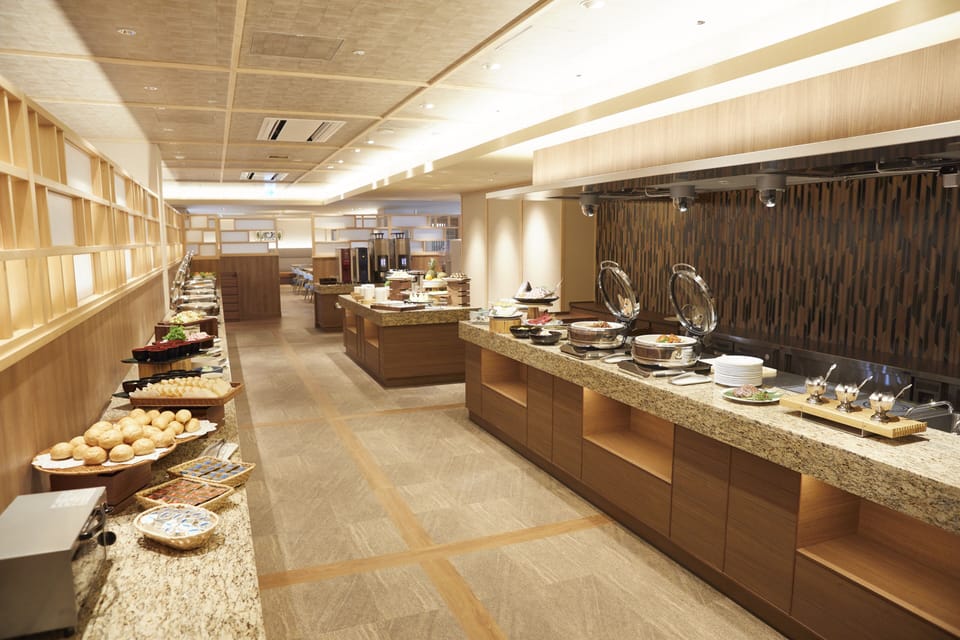 2 restaurants; breakfast and dinner served