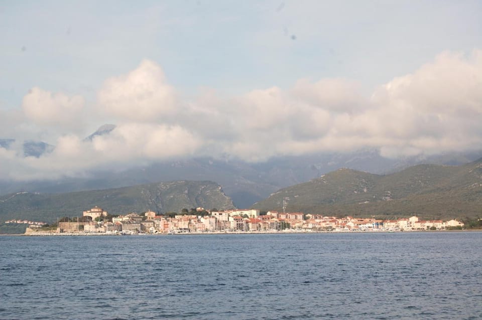 Beach nearby, white sand, scuba diving, snorkeling