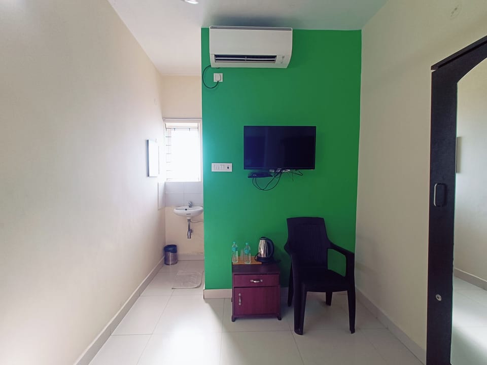 Economy Room | Down comforters, desk, laptop workspace, free WiFi