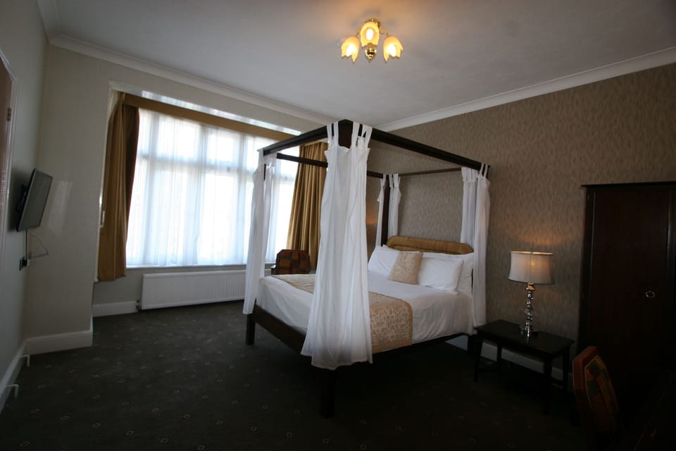 Double Room | Individually decorated, desk, iron/ironing board, free WiFi