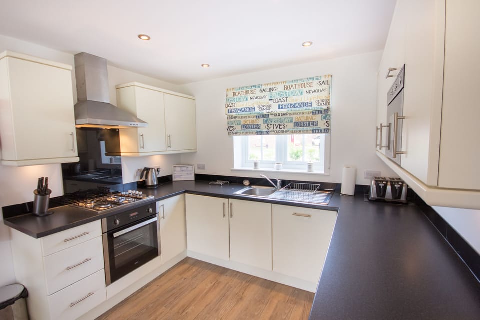 Full-size fridge, microwave, oven, stovetop