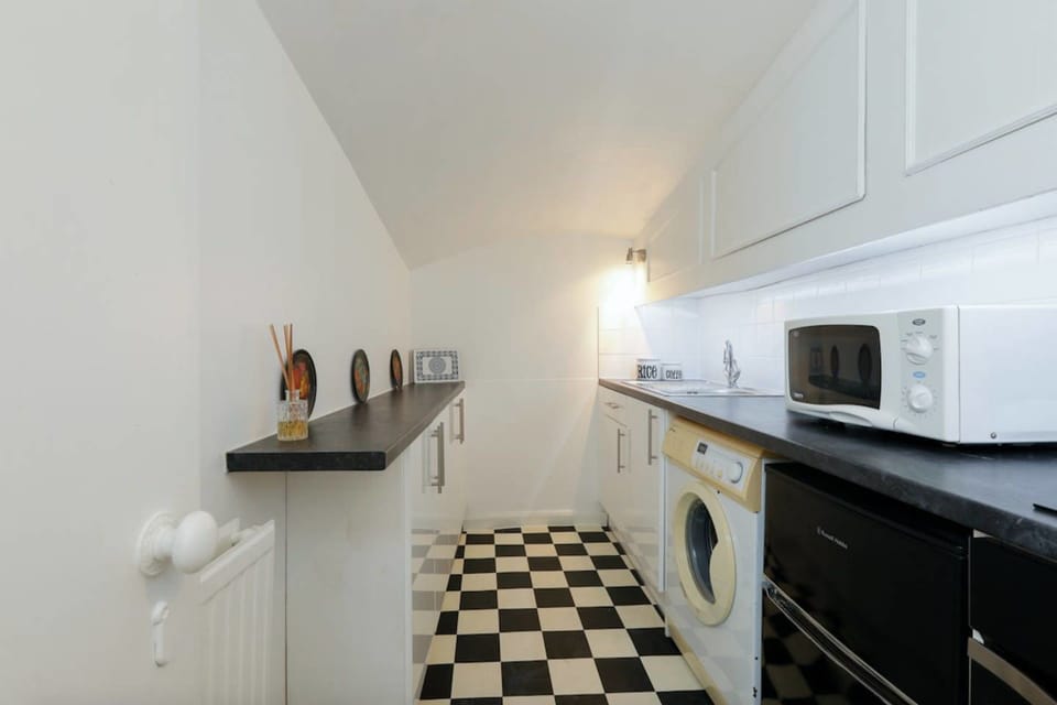 City Apartment (2 Bedrooms) | Private kitchen | Microwave, oven, electric kettle, dining tables