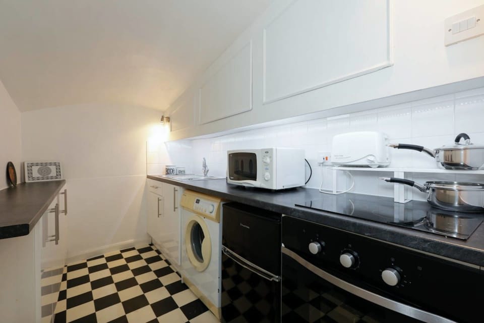 City Apartment (2 Bedrooms) | Private kitchen | Microwave, oven, electric kettle, dining tables