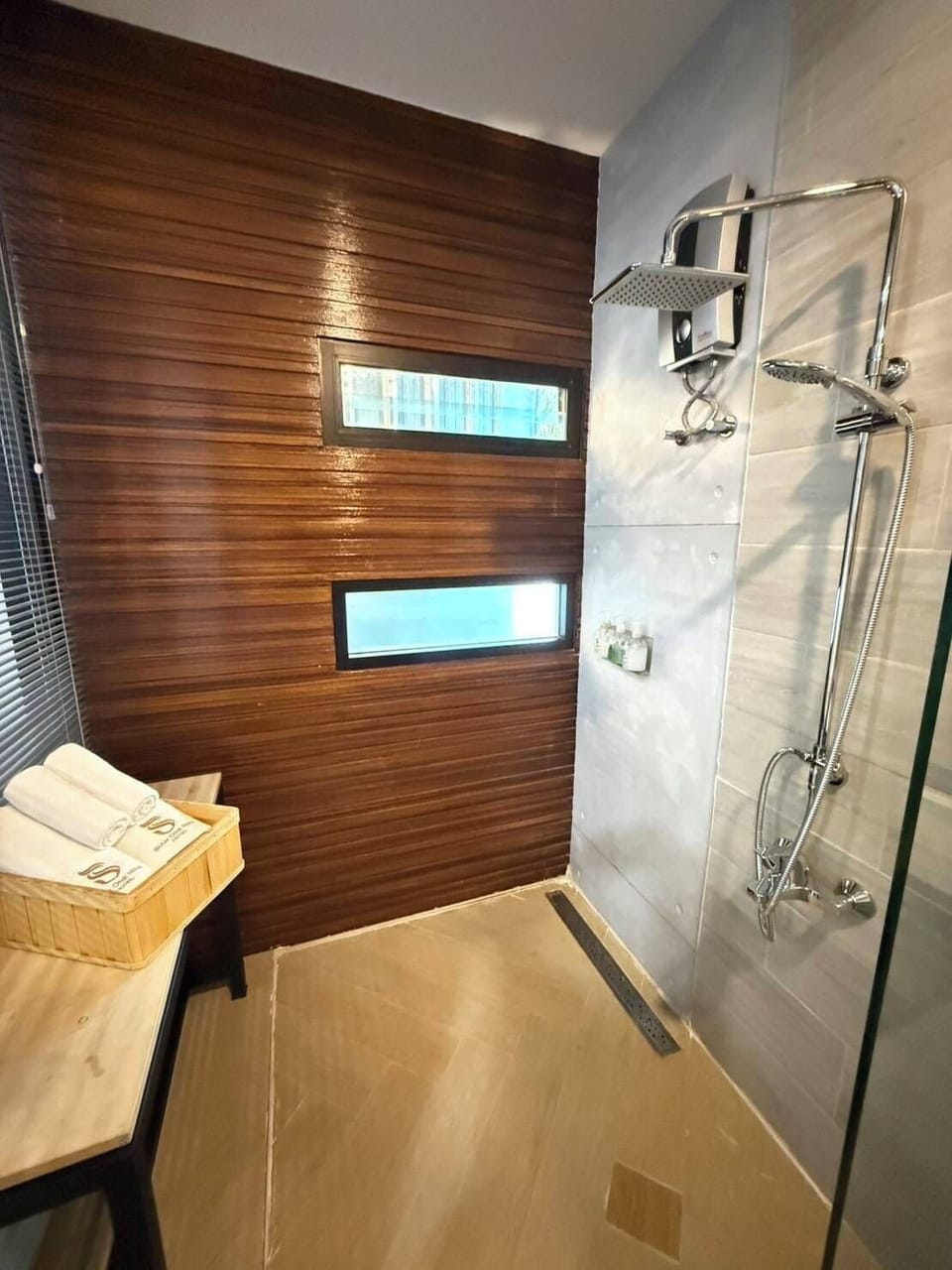LBOX | Bathroom | Combined shower/tub, deep soaking tub, rainfall showerhead