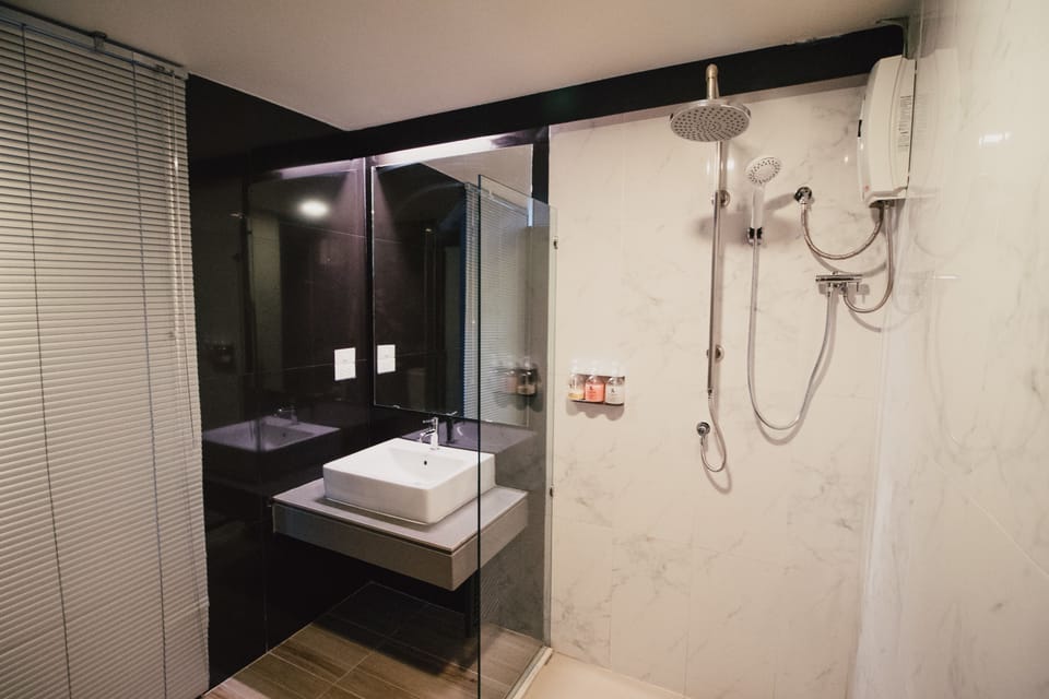MBOX2 | Bathroom | Combined shower/tub, deep soaking tub, rainfall showerhead