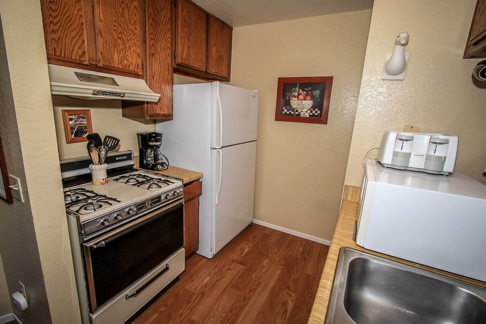 Condo, 2 Queen Beds, Hot Tub, Partial Sea View (1417) | Private kitchen