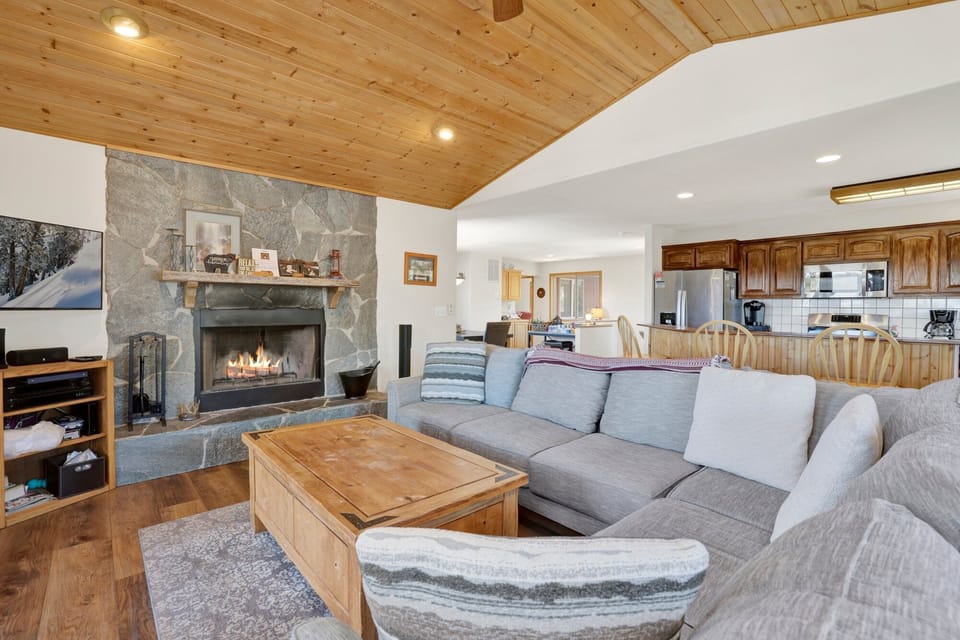 House, Multiple Beds, Patio, Partial Sea View (1475) | Living area | Fireplace