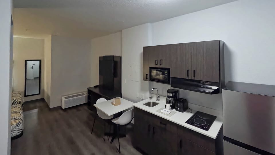 Standard Double Room, 1 Queen Bed, Non Smoking | Private kitchenette | Coffee/tea maker, fridge, microwave, stovetop