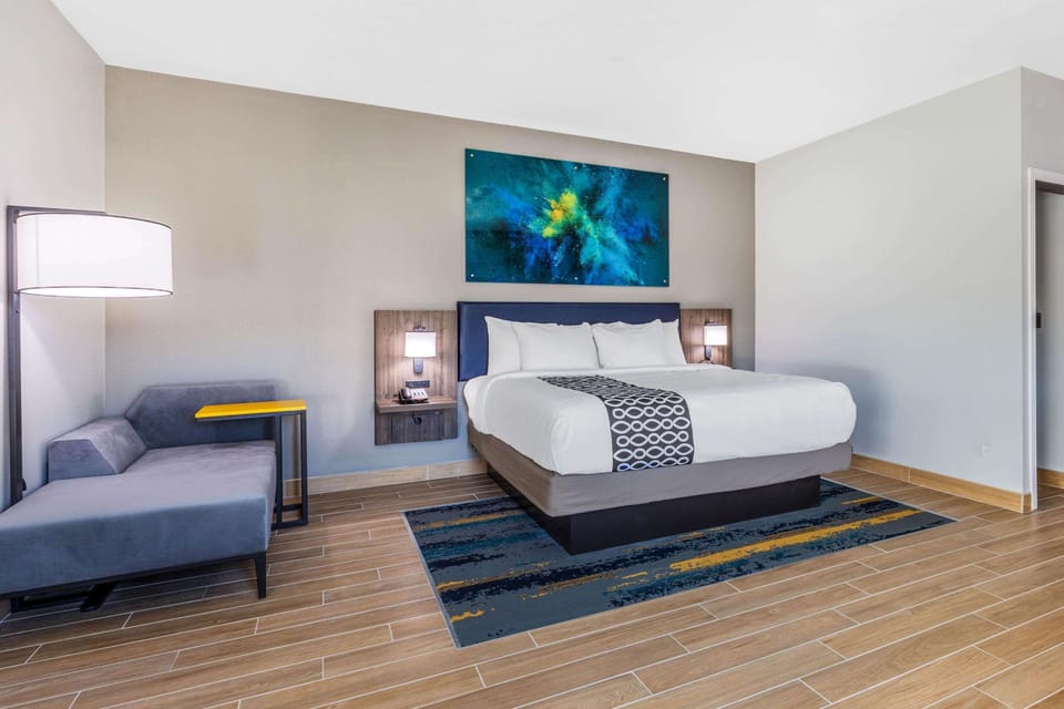 Basic Room, 1 King Bed, Accessible, Non Smoking (Mobility/Hearing Impaired) | Pillowtop beds, desk, laptop workspace, blackout drapes