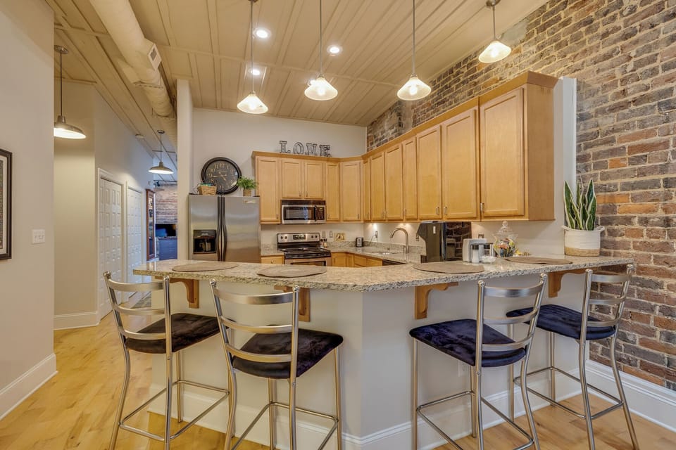 The well-stocked kitchen and bar area provide an excellent setting to prepare meals and relish a delightful dinner!