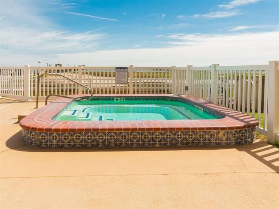 hot tub is open until 10pm