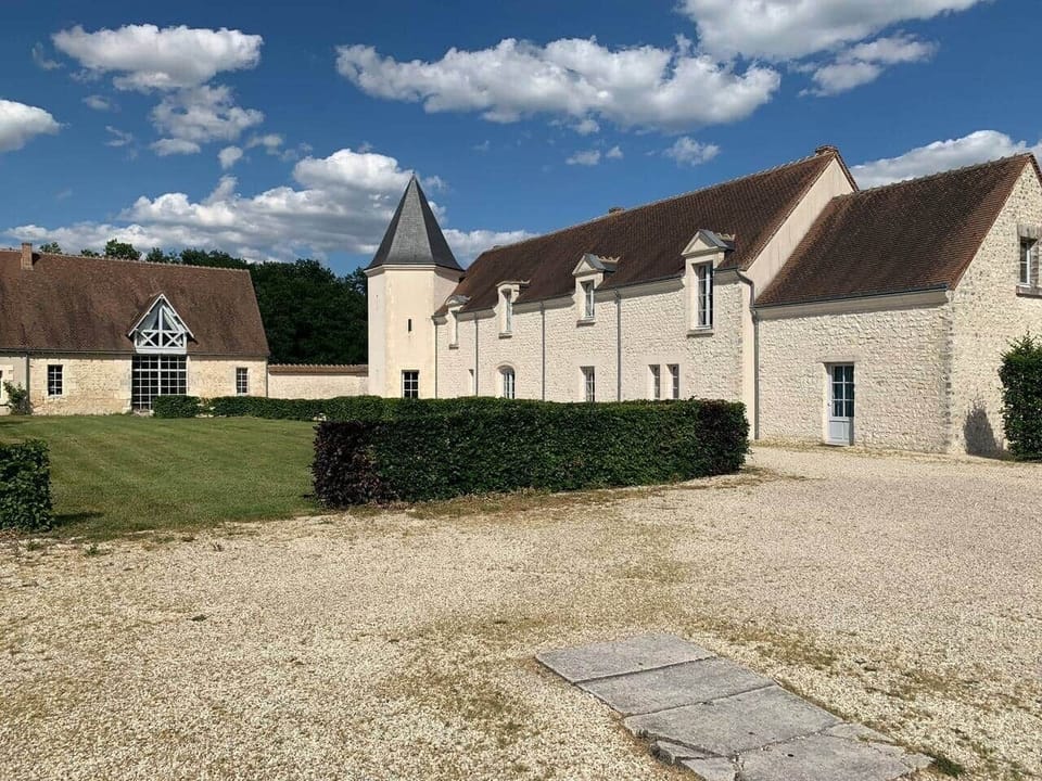 Le château de Bizard à votre arrivée : la demeure et la dépendance