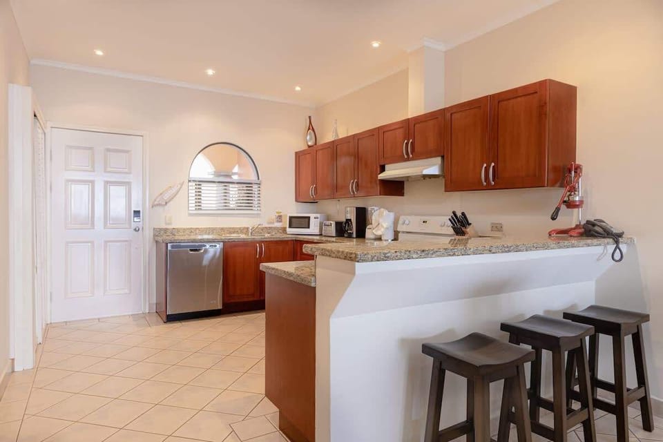 Gourmet kitchen, breakfast bar with seating for 3