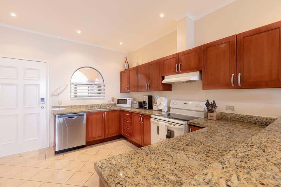 Gourmet kitchen, fully stocked
