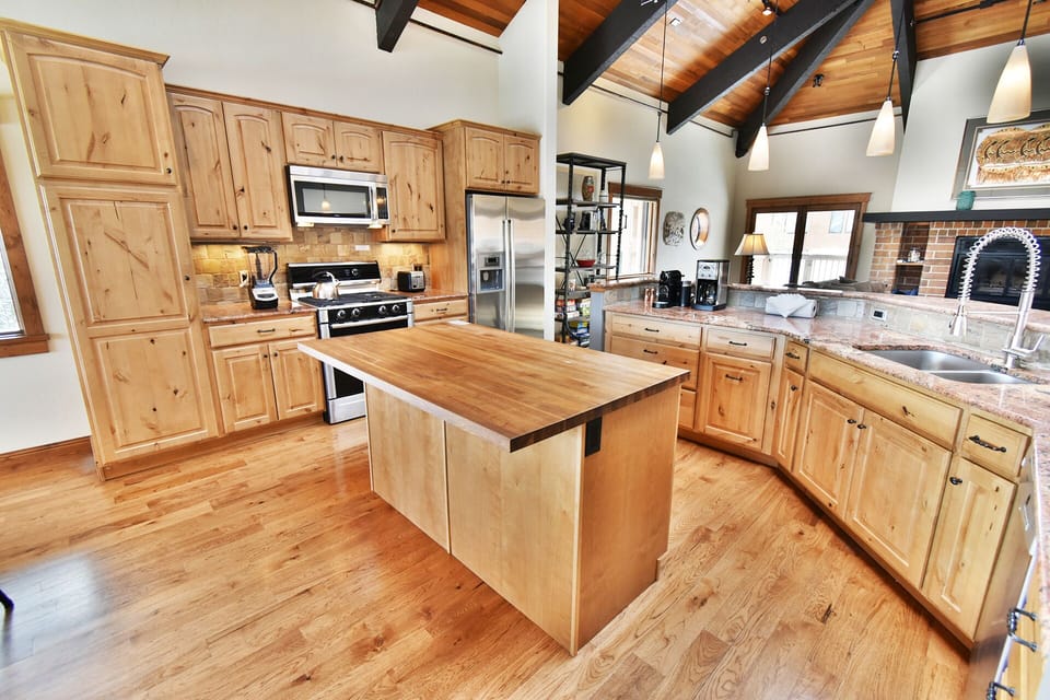 Fully-Equipped Gourmet Kitchen - Fully-Equipped Gourmet Kitchen