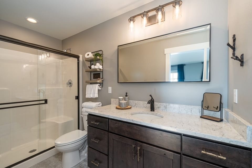 Master suite 2 / upper level